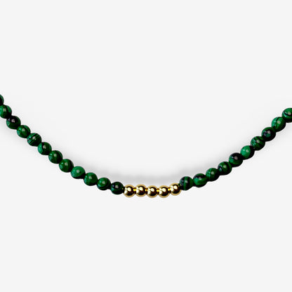 Collar verde de piedras naturales y eslabones dorados