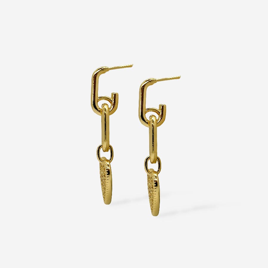 Accesorio moderno aretes corazón con cadena dorada