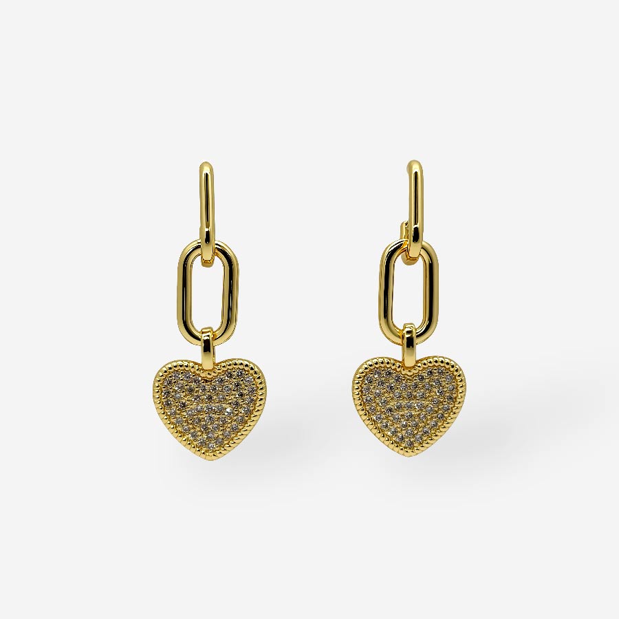 Aretes dorados con dije de corazón brillante y cadena