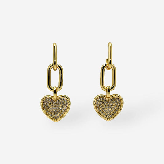 Aretes dorados con dije de corazón brillante y cadena