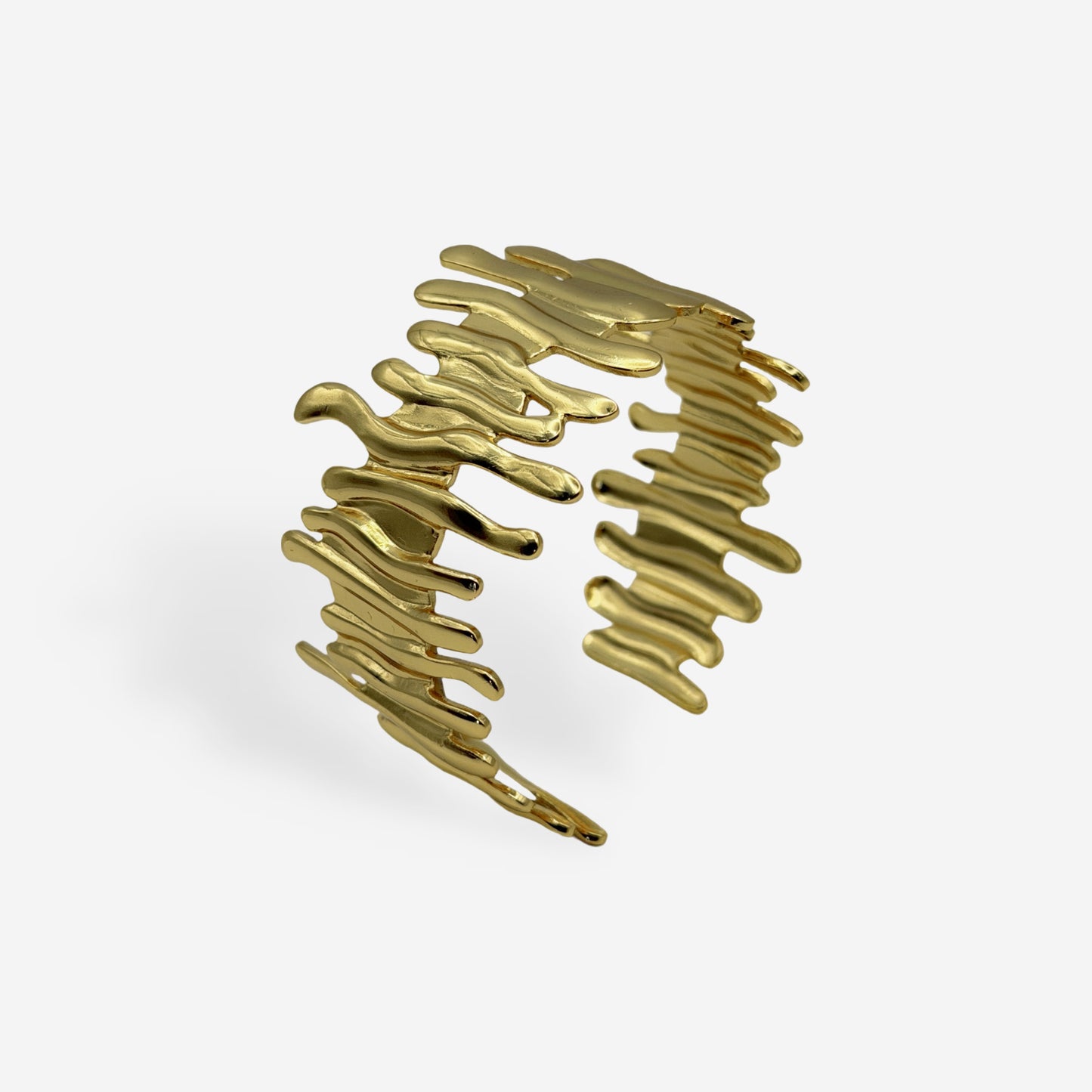 Cuff Melted dorado con motivo metal derretido, joyería artesanal hipoalergénica 19/86 Studio Colombia