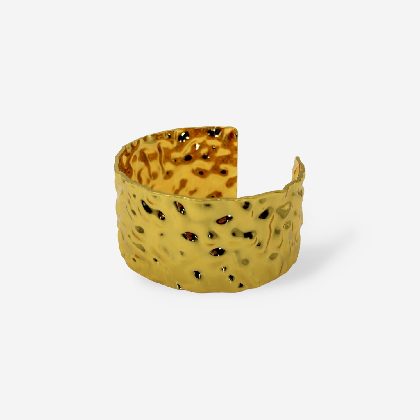 Cuff bracelet dorado con textura hammered, apertura regulable y acabado brillante, joyería 19/86 Studio