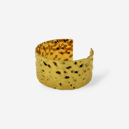 Cuff bracelet dorado con textura hammered, apertura regulable y acabado brillante, joyería 19/86 Studio