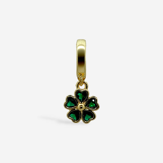 Dije de trébol verde de cuatro hojas con cristales en forma de corazón sobre fondo blanco