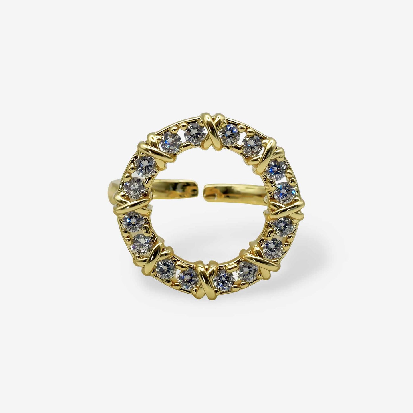 Detalle del círculo de circonia artificial de 2cm de diámetro sobre anillo dorado ajustable baño oro 18k