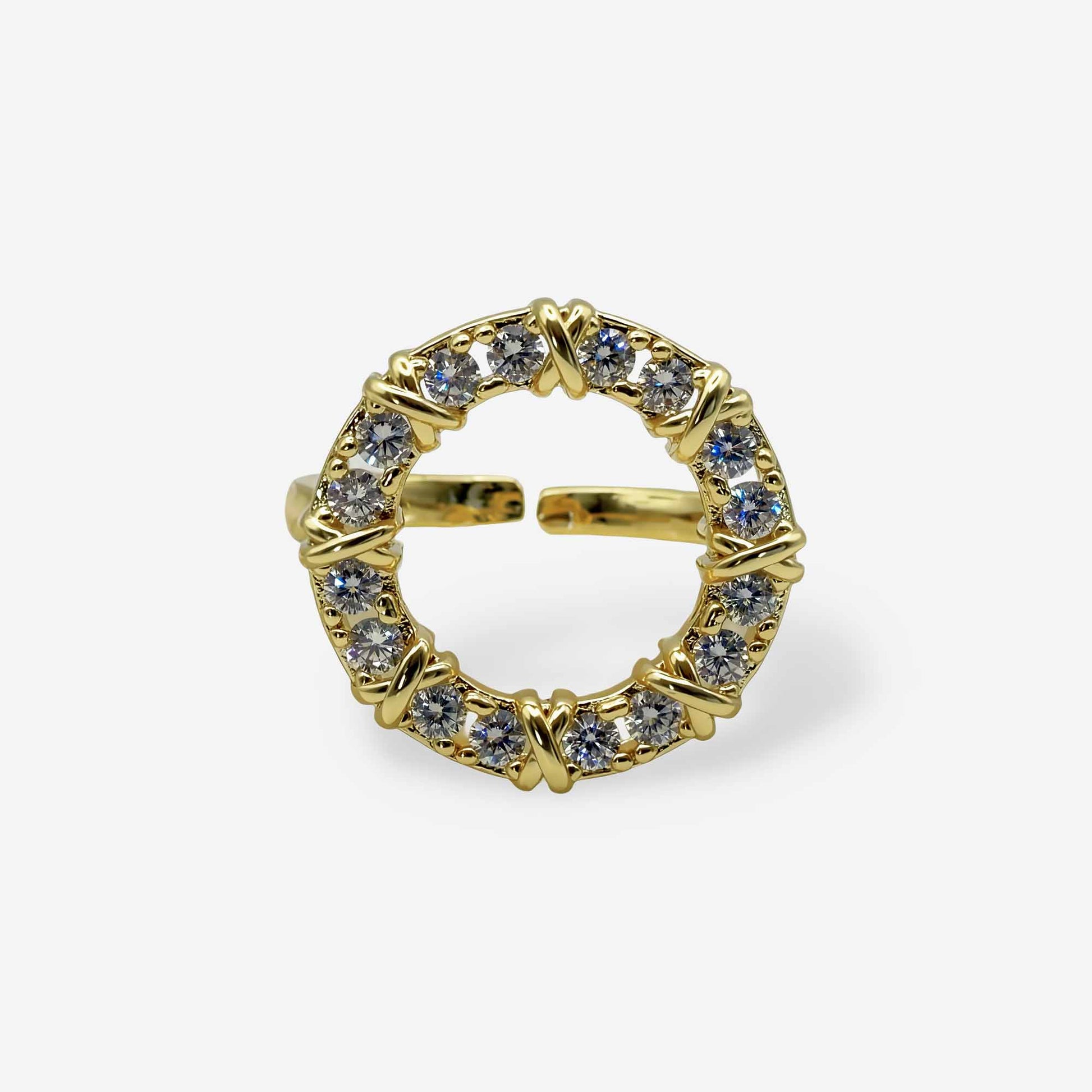 Detalle del círculo de circonia artificial de 2cm de diámetro sobre anillo dorado ajustable baño oro 18k