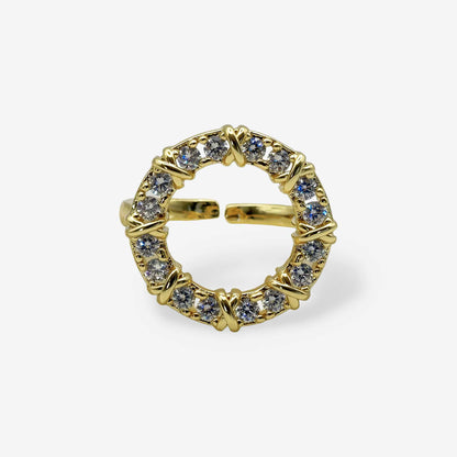 Detalle del círculo de circonia artificial de 2cm de diámetro sobre anillo dorado ajustable baño oro 18k