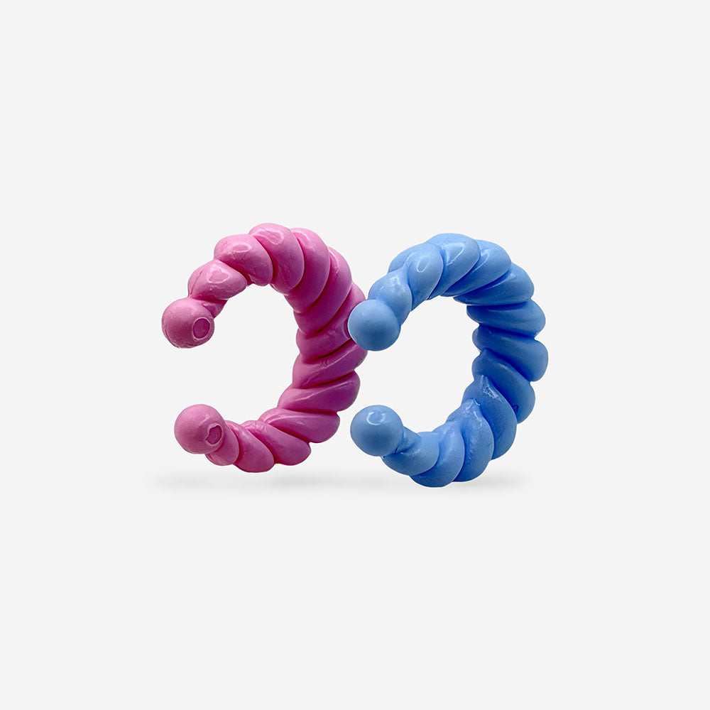 Earcuff Twist Color para mujer disponible en rosa y azul con diseño retorcido sin perforación.