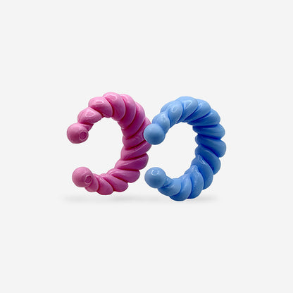 Earcuff Twist Color para mujer disponible en rosa y azul con diseño retorcido sin perforación.