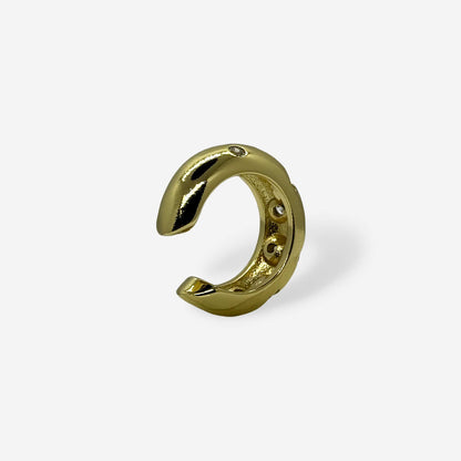 Earcuff dorado delicado con detalles brillantes