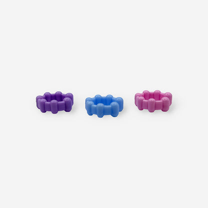 Earcuffs coloridos con acabado brillante y diámetro interno de 11 mm para complementar looks modernos.