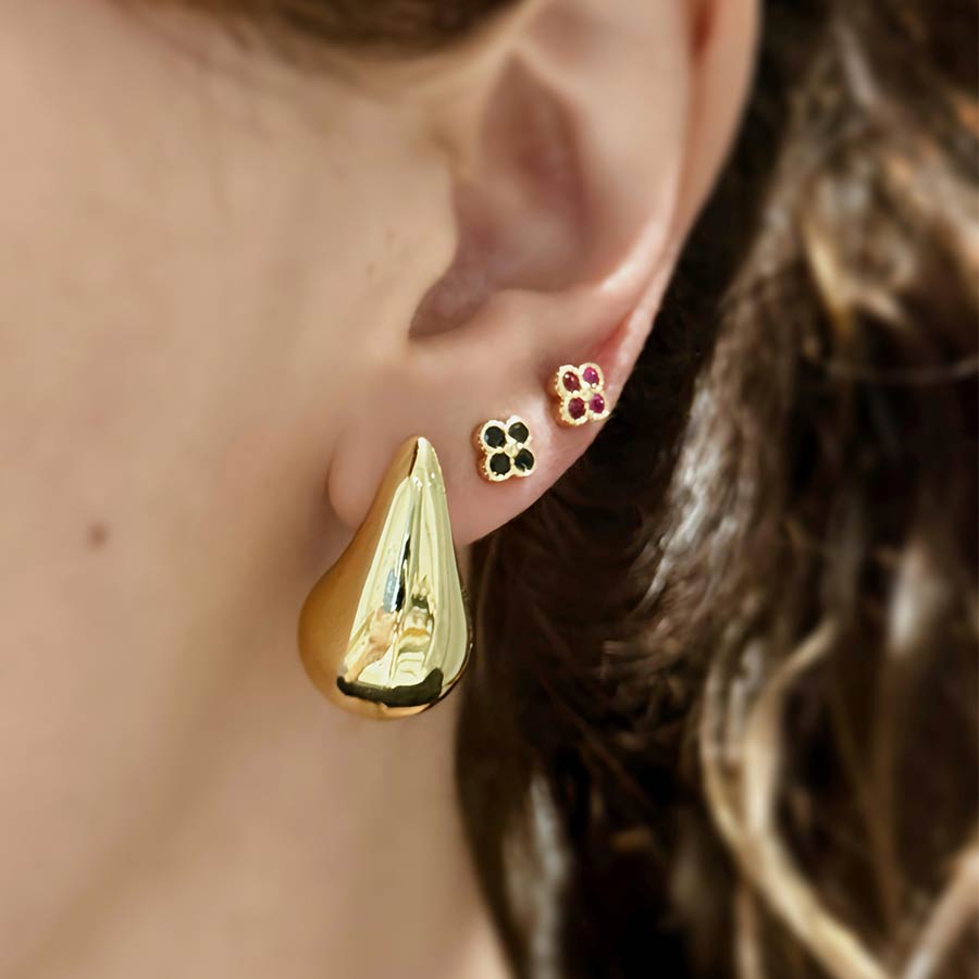 Topitos mini dorados con circonias de colores: verde, negro y fucsia