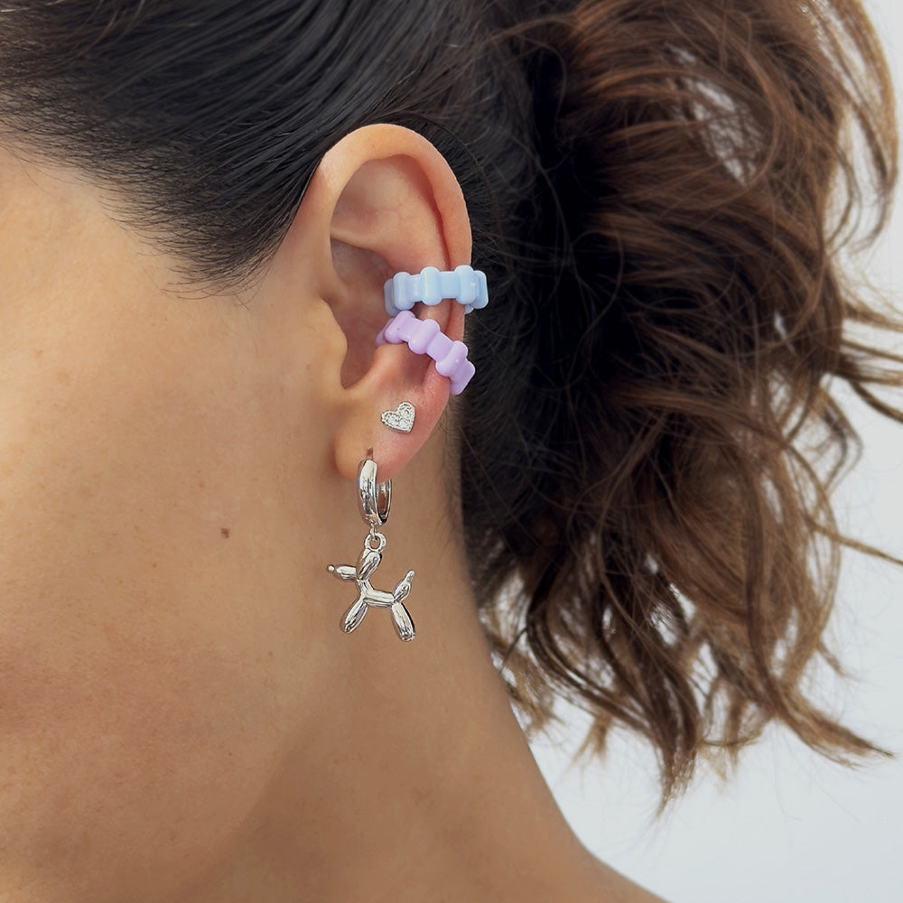 Mujer usando Earcuff Bubble Color para mostrar su ajuste y tamaño sobre la oreja sin necesidad de perforación.