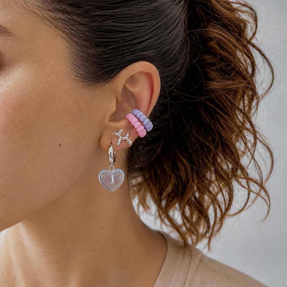 Mujer usando Earcuff Twist Color para mostrar el ajuste y tamaño sobre la oreja sin necesidad de perforación.