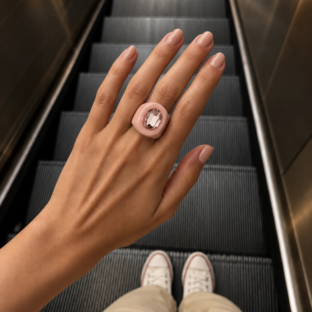 Mujer usando anillo Retro rosa de resina con cristal facetado