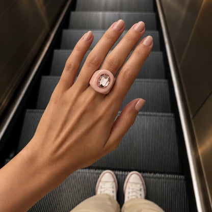 Mujer usando anillo Retro rosa de resina con cristal facetado