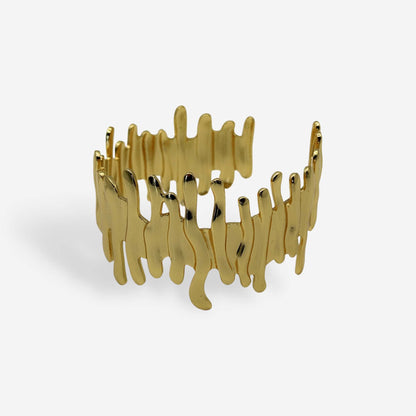 Pulsera Melted dorada con diseño de líneas fundidas y acabado brillante, accesorio mujer Colombia