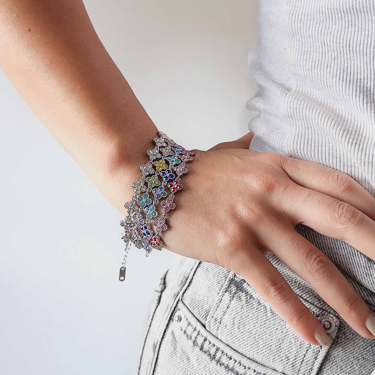 Pulsera Trébol Plateada combinada con otras pulseras en un look femenino.