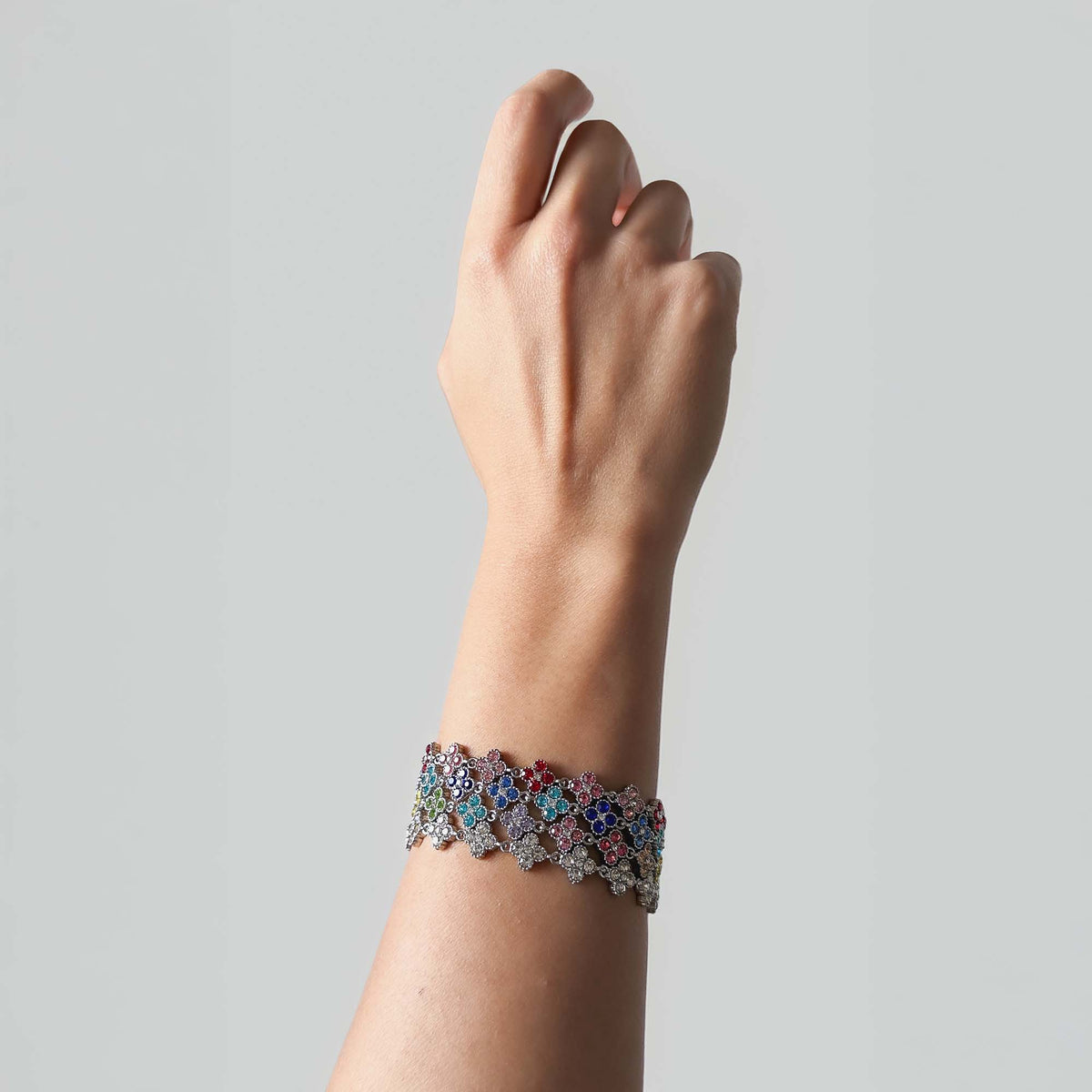 Pulsera de tréboles con circonias usada en la muñeca.