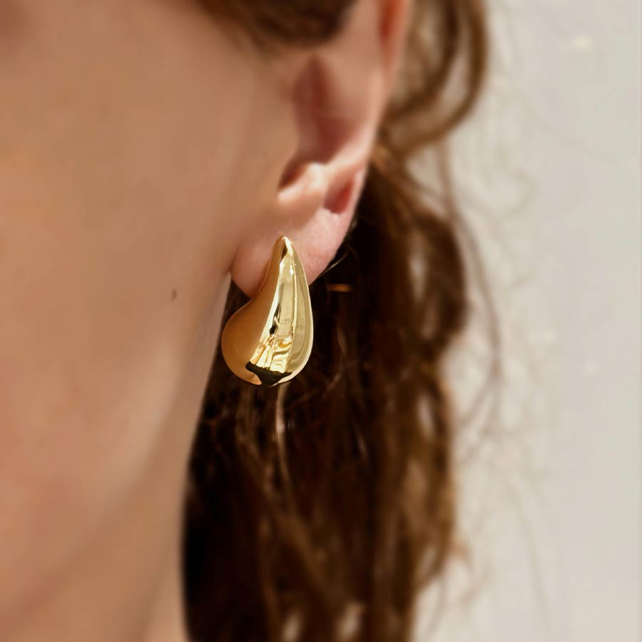 Aretes dorados en forma de gota