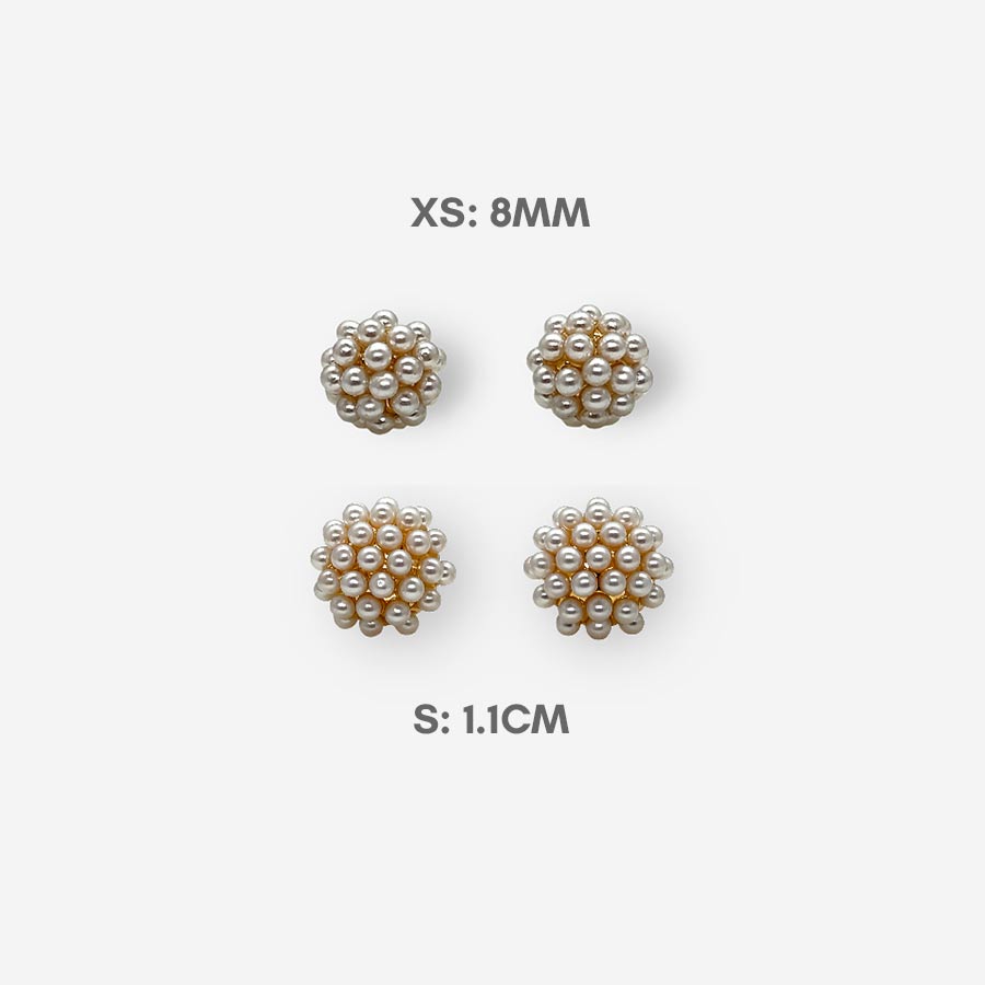 Aretes redondos con perlas agrupadas XS y S sobre fondo en blanco