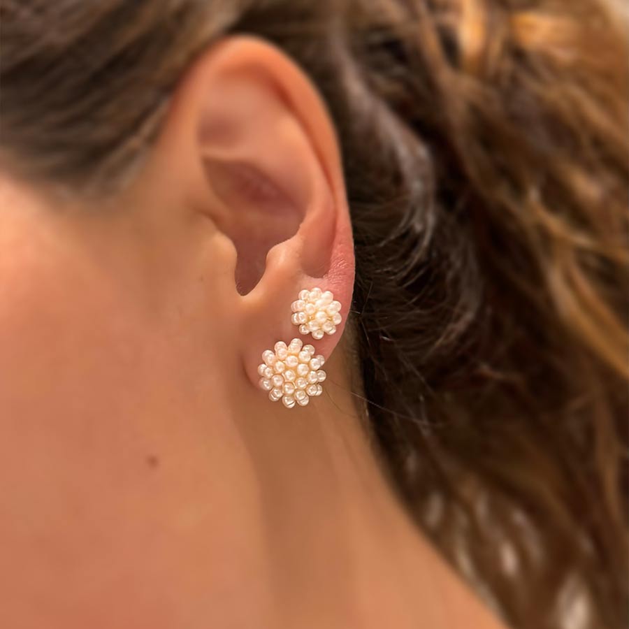 Aretes redondos con perlas agrupadas XS y S