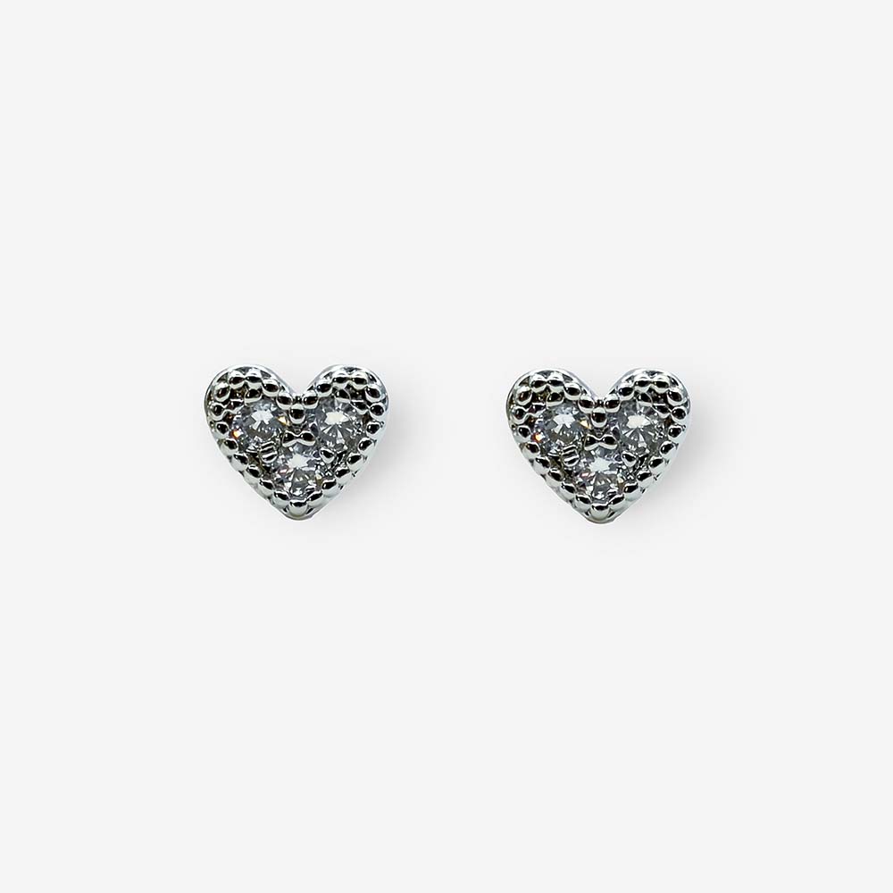 Topos corazón plateados elaborados en bronce con baño de rodio y circonias blancas brillantes.