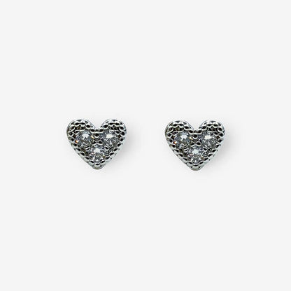 Topos corazón plateados elaborados en bronce con baño de rodio y circonias blancas brillantes.