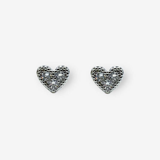 Topos corazón plateados elaborados en bronce con baño de rodio y circonias blancas brillantes.