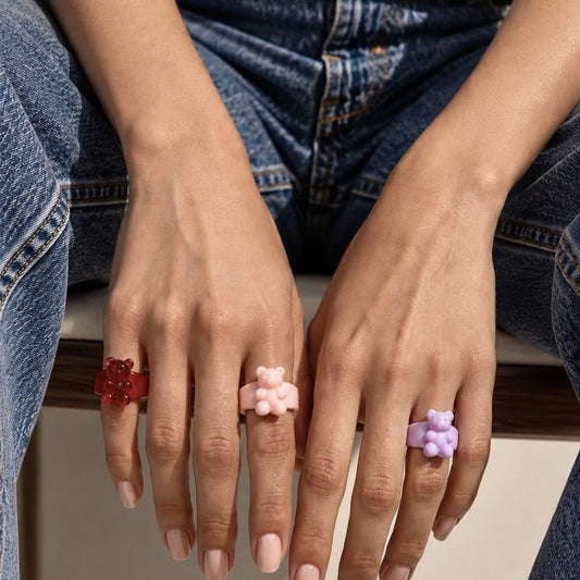 anillos de osos de goma en rojo, morado y rosa