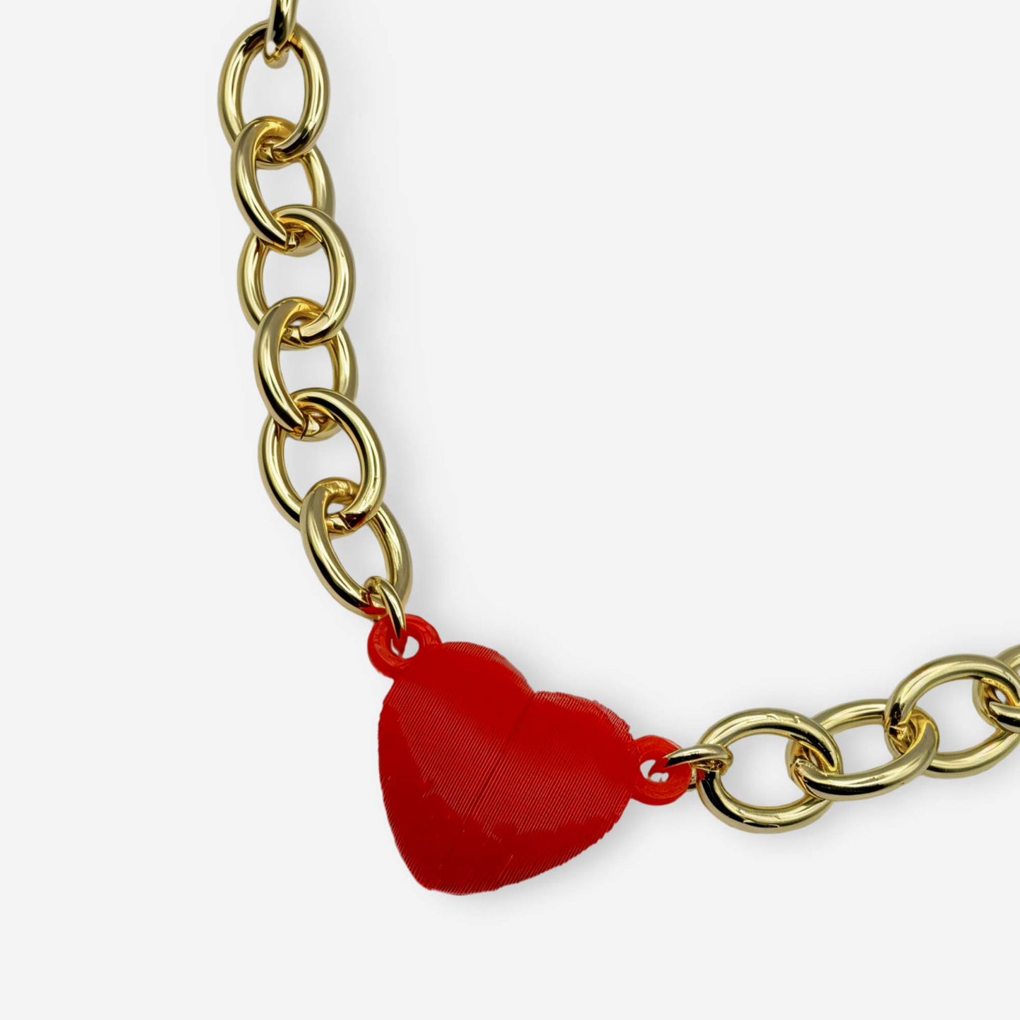 broche magnético en forma de corazón impreso en 3D en color rojo mate sobre cadena gruesa dorada