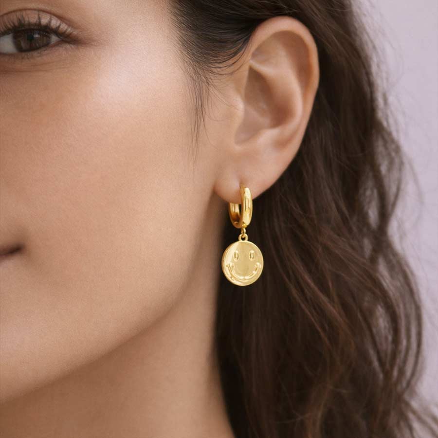 mujer con candongas con carita feliz en acabado pulido