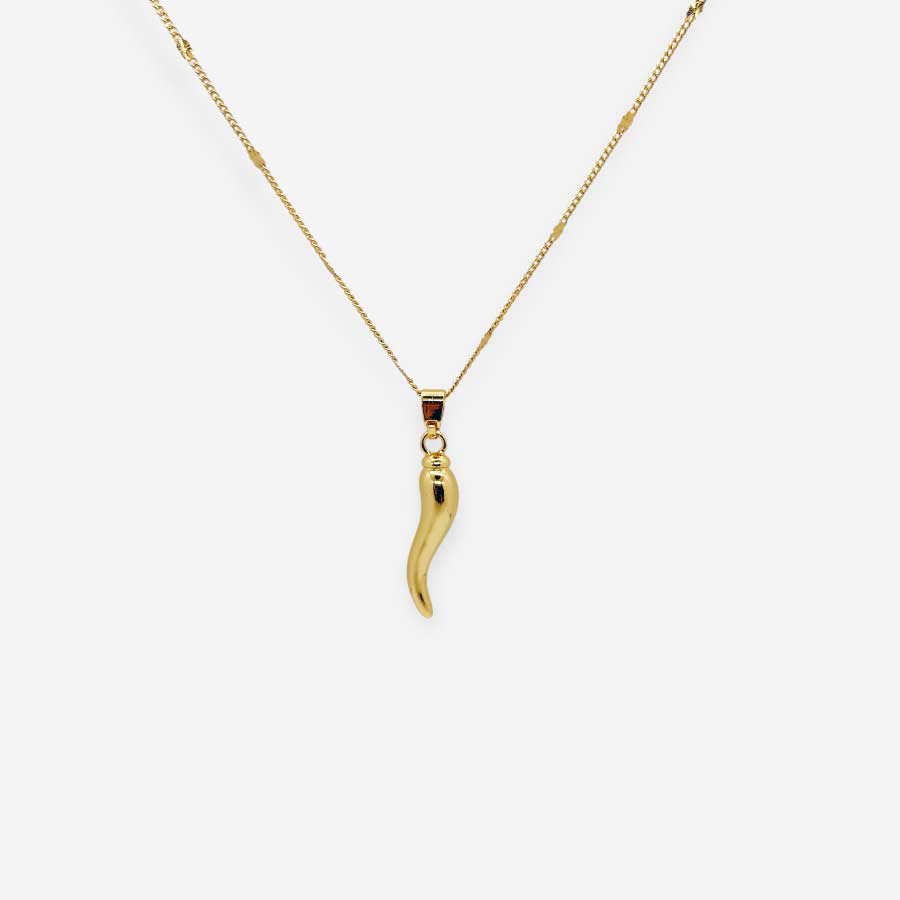 Collar dorado con dije en forma de chile curvo sobre fondo blanco.