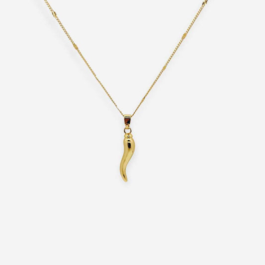 Collar dorado con dije en forma de chile curvo sobre fondo blanco.