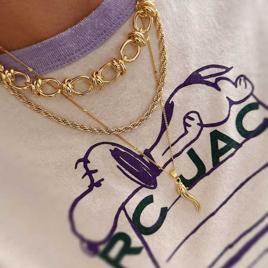 layering de cadenas doradas una con dije de chile