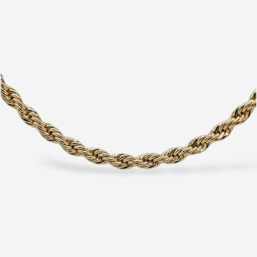 Detalle de cadena tipo rope de 4 mm con broche ajustable, ideal para uso diario.