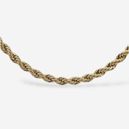 Detalle de cadena tipo rope de 4 mm con broche ajustable, ideal para uso diario.