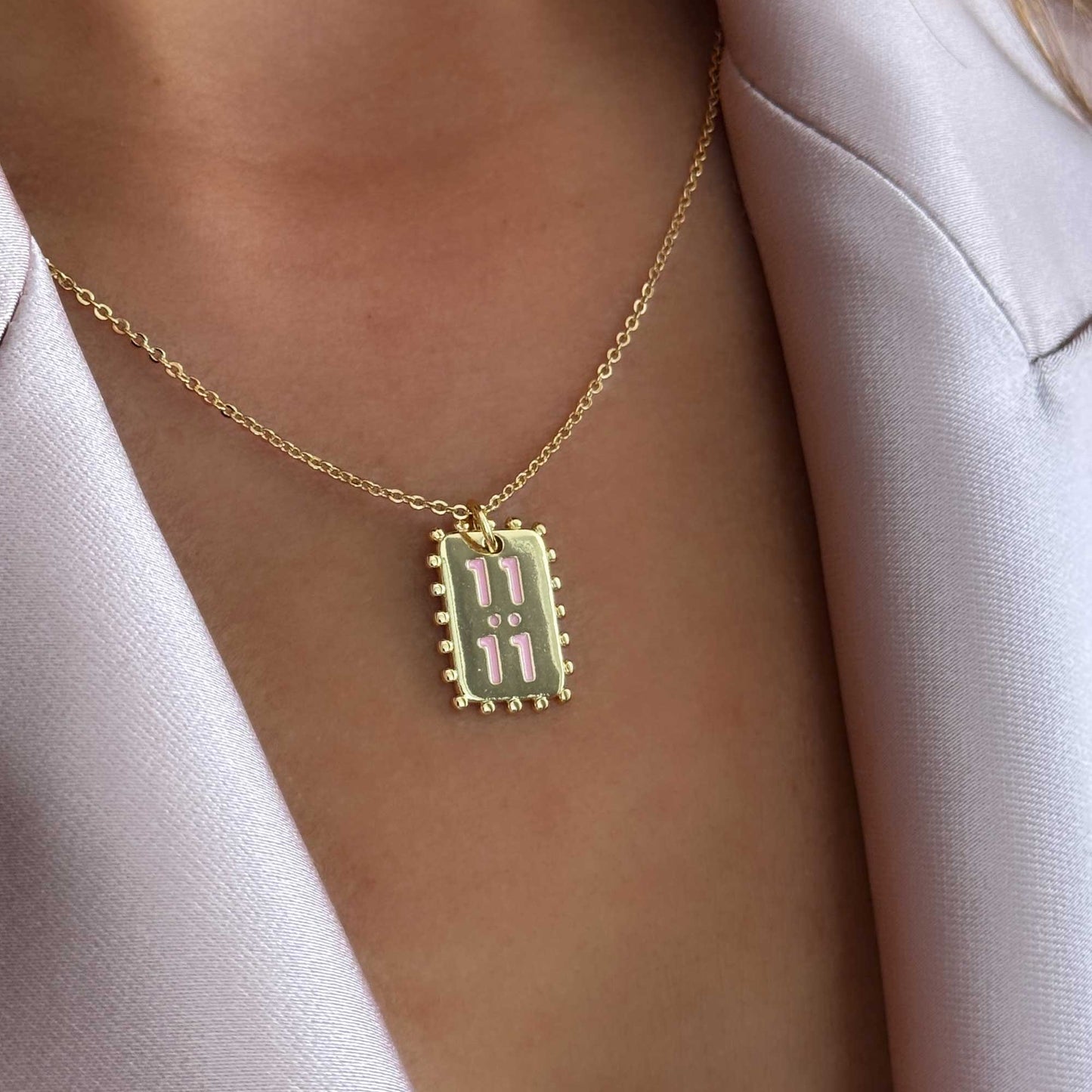 candena dorada con dije 11:11 esmaltado