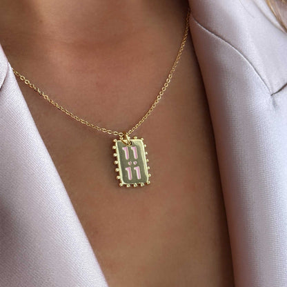 candena dorada con dije 11:11 esmaltado