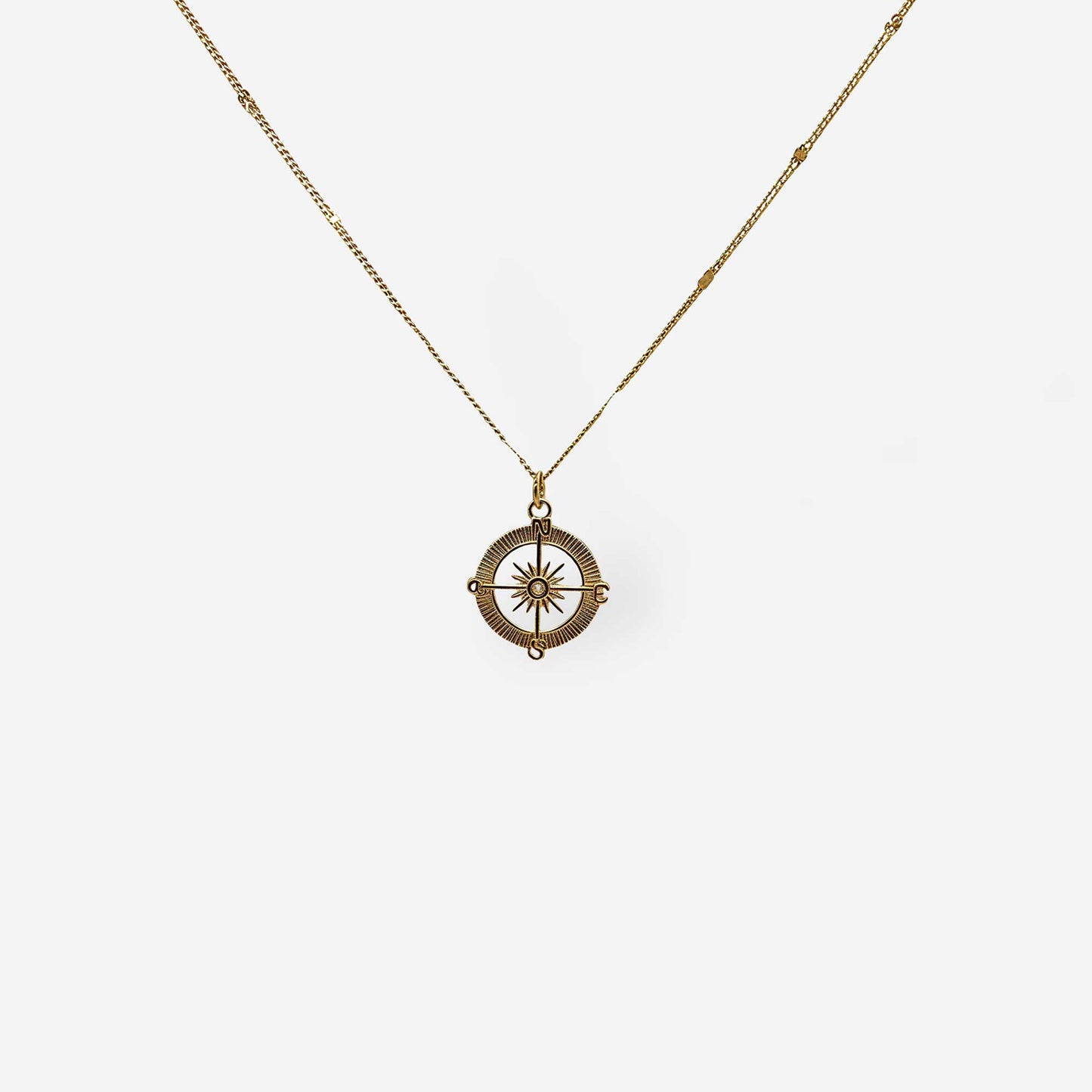 cadena dorada con dije de brujula