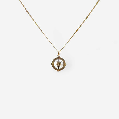 cadena dorada con dije de brujula