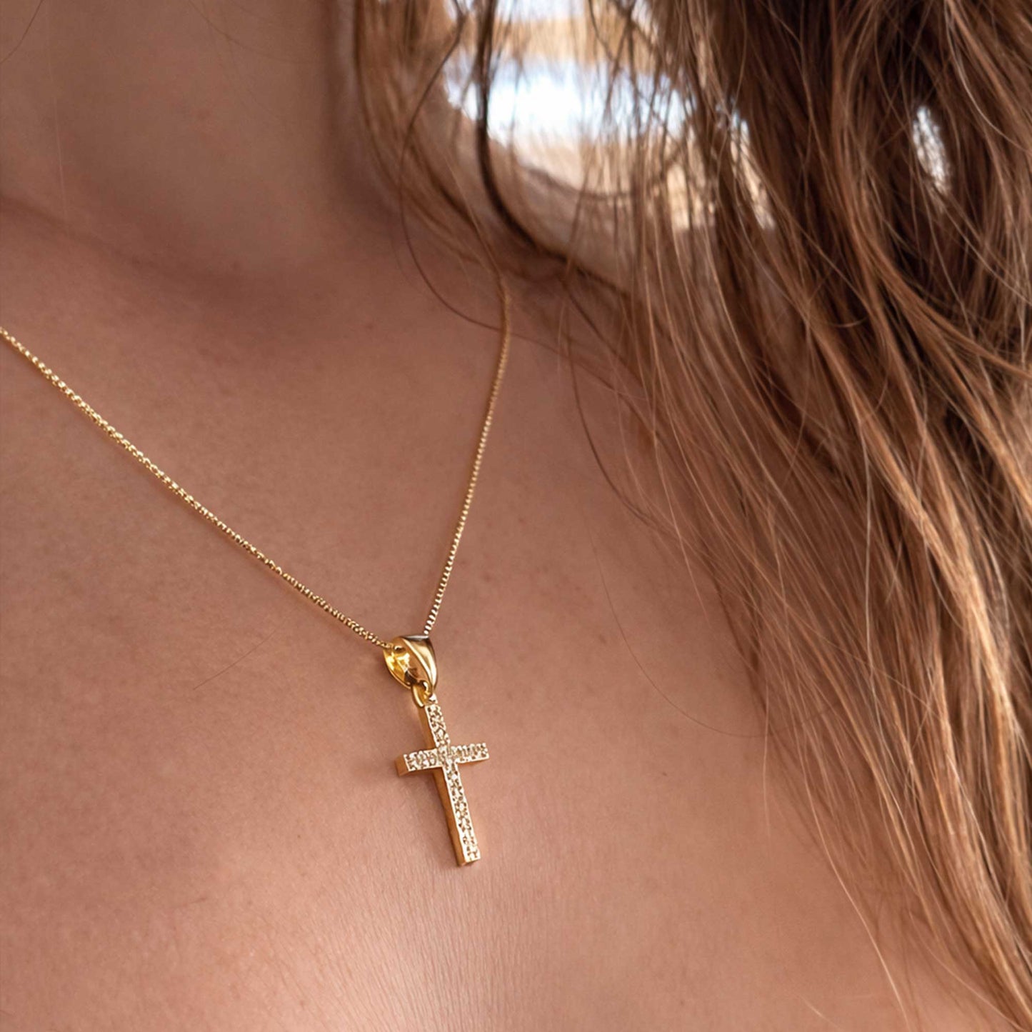 Collar de cruz pequeña en oro de 18k