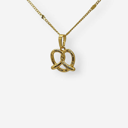 detalle caadena dorada con dije de pretzel