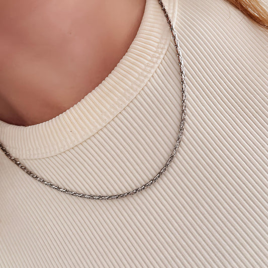 Collar minimalista plateado tejido serpiente con cierre pico de loro.