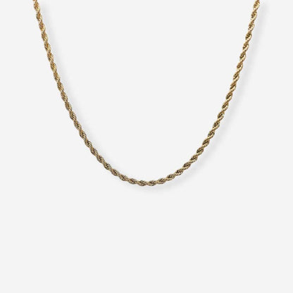 Cadena rope dorada con textura trenzada y acabado brillante sobre fondo blanco