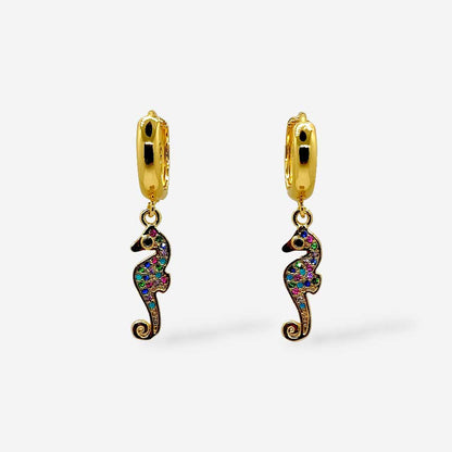 Candongas doradas con dijes de caballitos de mar con piedras de colores