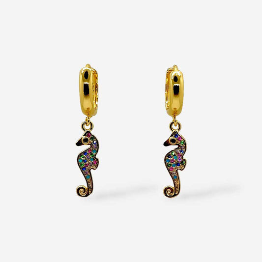 Candongas doradas con dijes de caballitos de mar con piedras de colores