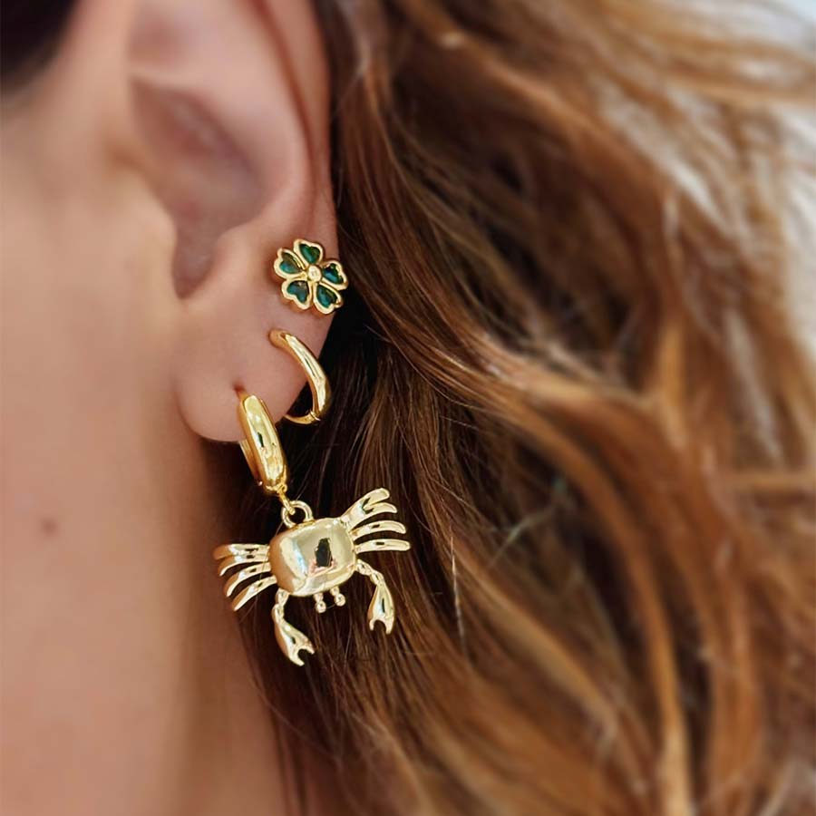 Joyería marina dorada: candongas de cangrejo para mujeres con estilo