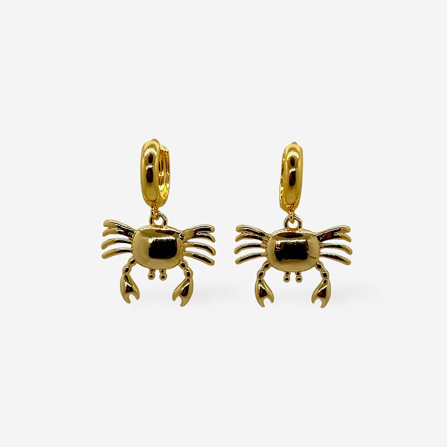 Candongas doradas con dije de cangrejo de bronce y baño en oro de 18K.