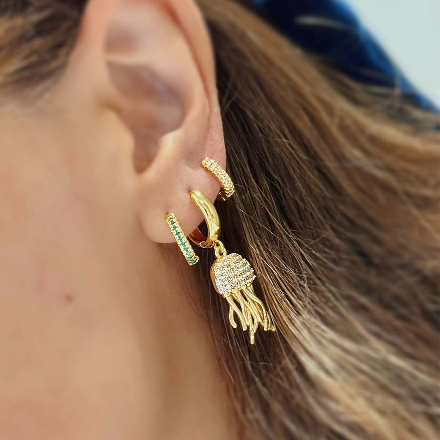 Detalle de aretes Medusa con acabado brillante